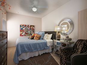 Oxford apartment for rent - a bedroom with a bed and a ceiling fan