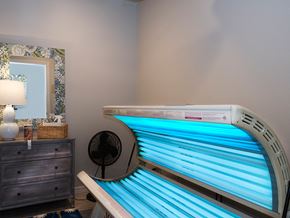 Oxford apartment for rent - a spa tub in a room with a mirror and a dresser