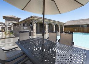 Fresno apartment for rent - Pool Area With Table