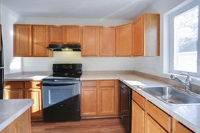 Amherst townhouse for rent - 750 Robin Rd Amherst - Fully Applianced Kitchen