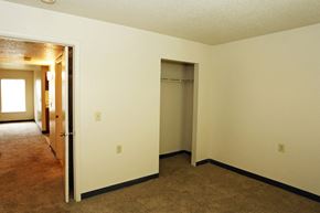 Portsmouth apartment for rent - a bedroom with a closet and a carpeted floor
