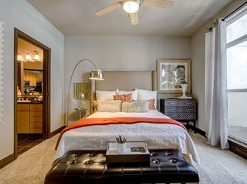 A bedroom with celling fan