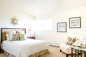 San Francisco townhouse for rent - a bedroom with a bed and a chair and a table