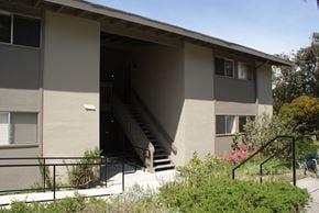 San Francisco townhouse for rent - an exterior view of a tan building with stairs