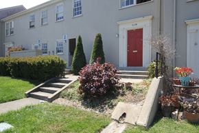 San Francisco townhouse for rent - the front yard of a house with a red door