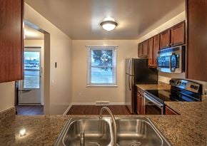 Williamsville townhouse for rent - Kitchen with Electric Appliances at Georgetown Apartments, Williamsville, NY