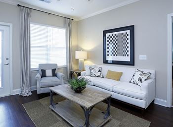 9 Foot ceilings with crown molding