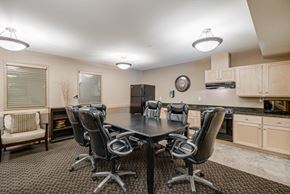 Plymouth apartment for rent - a kitchen and dining room with a table and chairs