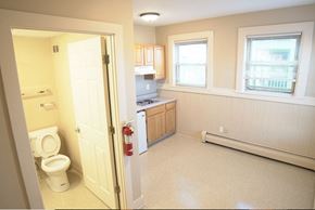 Northampton apartment for rent - a small bathroom with a toilet and a sink