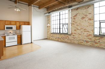 Sky-high ceilings (18-20 foot!)