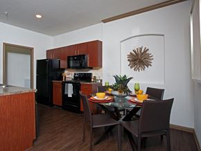 Austin apartment for rent - Dinning room with a view of the kitchen