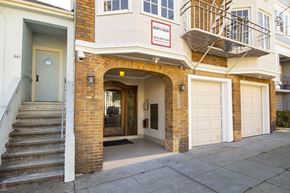 San Francisco apartment for rent - A building with a sign that says "RENT SHOW" on it.