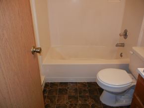 Whitefish apartment for rent - Image of toilet and bathtub