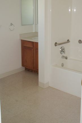 Columbia Falls apartment for rent - Roomy bathroom with Tub/Shower
