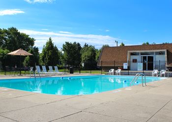 Invigorating swimming pool