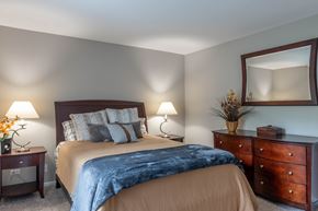 Arlington Heights townhouse for rent - A bedroom with a bed, nightstand, and dresser.