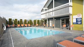Lynnwood apartment for rent - the swimming pool at the resort at governors crossing