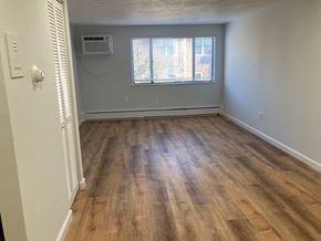 Quincy apartment for rent - Living room with laminated floors