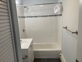 Quincy apartment for rent - Renovated bathroom with bathtub