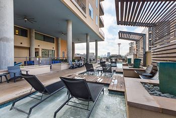 Swimming pool with in-water tanning ledges