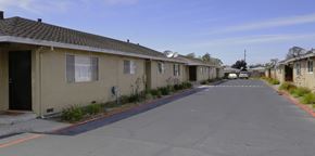 Hayward triplex for rent - Driveway View