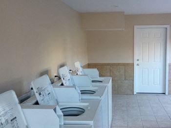 N apartments in williamsburg va laundry
