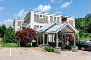 Norwich apartment for rent - A large building with a porch and a sign that says "Honeysview.".