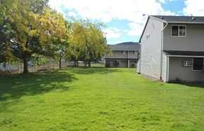 La Grande apartment for rent - Lawn with mature trees