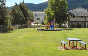 La Grande apartment for rent - Picnic table and playground equipment