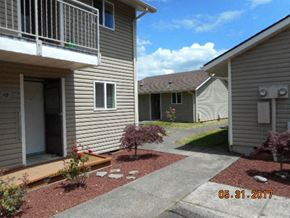 Oakridge apartment for rent - Landscaping and buildings
