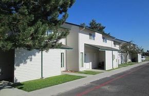 Burley townhouse for rent - Buildings from parking lot
