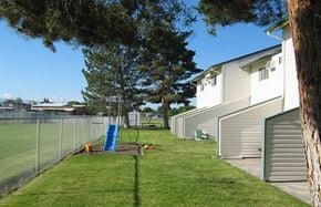 Burley townhouse for rent - Playground equipment