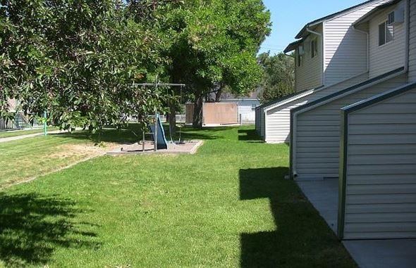 Burley townhouse for rent - Slide and lawn