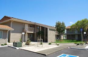 Bandon apartment for rent - building from parking garage
