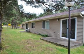 Florence apartment for rent - landscaping and rear of building