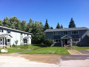 Red Lodge apartment for rent - Buildings and lawn area