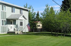Red Lodge apartment for rent - Lawn and building
