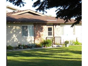 Helena apartment for rent - Lawn in front of building entrance