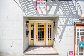 San Francisco apartment for rent - The front door of a building with a sign that says "Rentspow" and a phone number.