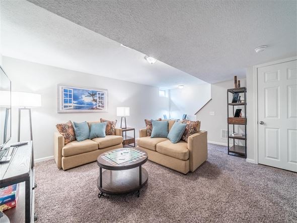 Hilliard townhouse for rent - a living room with couches and a table