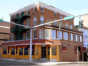 New Haven apartment for rent - A building with a red awning and a sign that says "Smokehouse" is on Grove St.