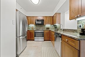Bethesda apartment for rent - Full Size Gourmet Kitchen with Gas, Stainless Steel Appliances and Granite