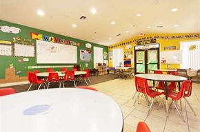 Somerton apartment for rent - a classroom with red chairs and tables and a green wall