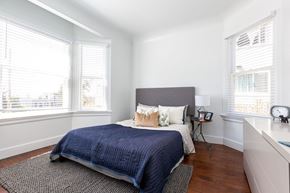San Francisco apartment for rent - a bedroom with a bed and two windows