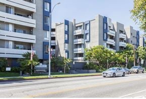 North Hollywood apartment for rent - a large apartment building on a city street with cars