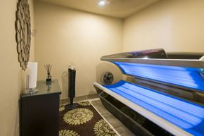 Bryant apartment for rent - a spa room with a massage bed and a pool