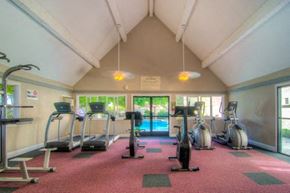 Fullerton apartment for rent - a gym with a pool and exercise equipment in a room