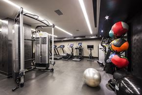 New York apartment for rent - the gym at lexisnexis health club with weights and cardio equipment
