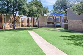 Plano apartment for rent - our apartments have a spacious courtyard with green grass and trees