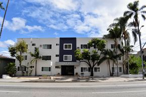 Hollywood apartment for rent - street view of the community